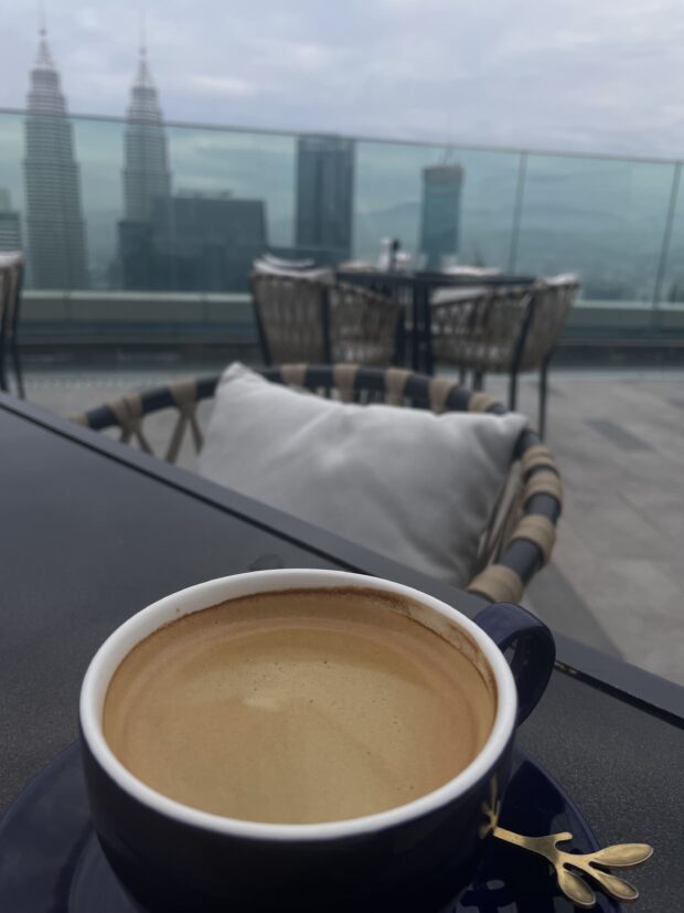 ツインタワーとコーヒー朝食会場